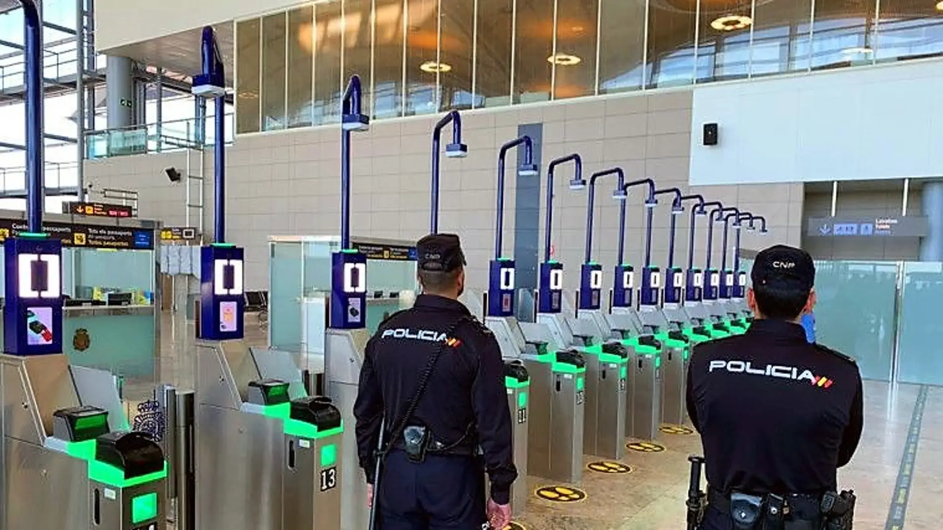 Agentes de la Policía Nacional del puesto fronterizo del Aeropuerto Alicante-Elche.