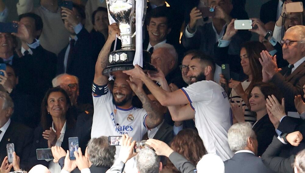 Los capitanes del Real Madrid Karim Benzemá y Marcelo Vieira levantan el trofeo