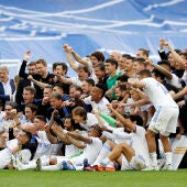 Los jugadores del Real Madrid celebran sobre el césped la Liga