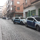 Foto de archivo de vehículos de la Policía Local al lado del Pasaje General Rey Foto de archivo de vehículos de la Policía Local al lado del Pasaje General Rey