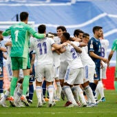 Los jugadores del Real Madrid celebran el título liguero