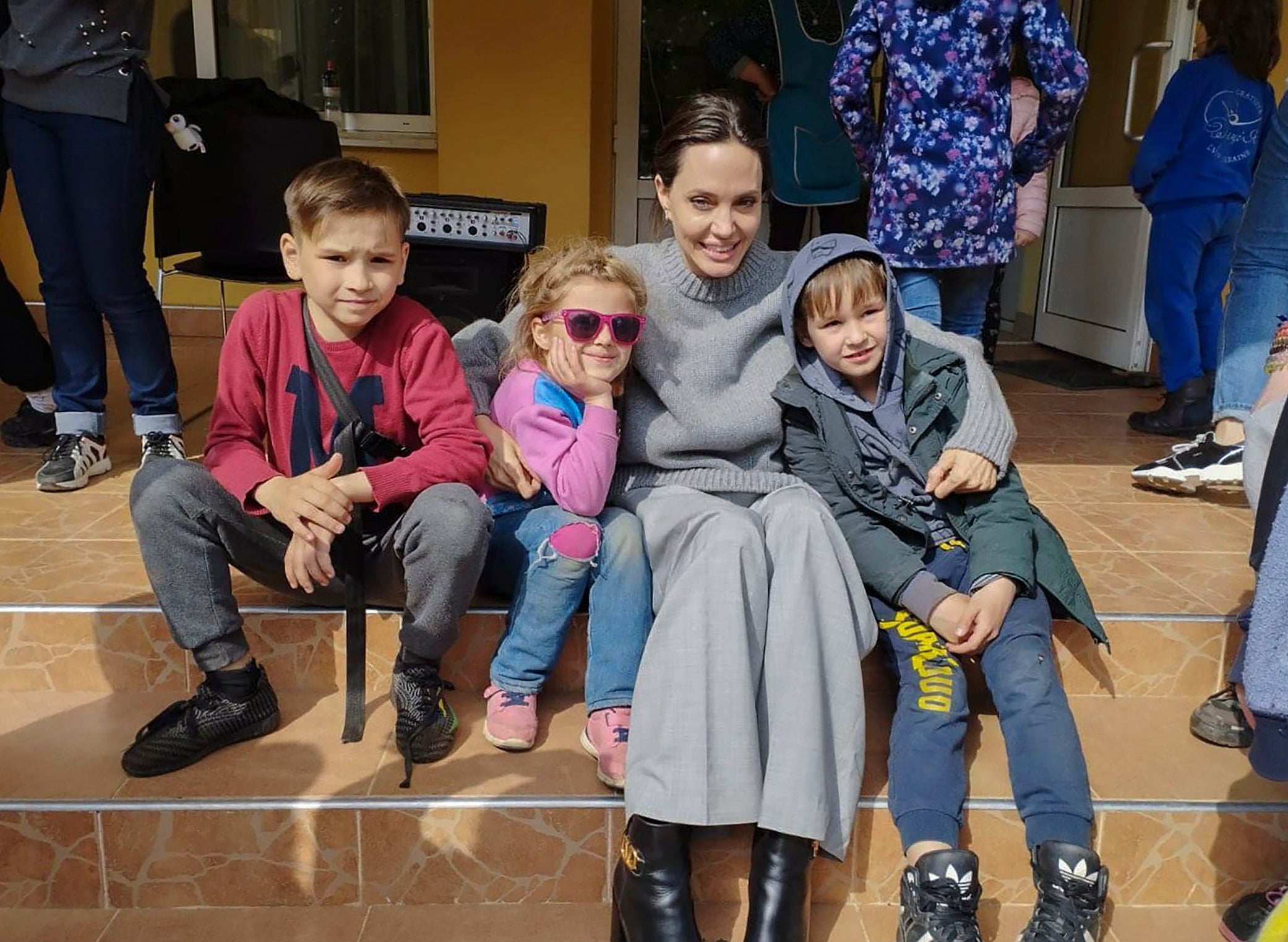 Angelina Jolie es evacuada de urgencia durante una alerta por bombardeo en su visita a Ucrania Angelina Jolie es evacuada de urgencia durante una alerta por bombardeo en su visita a Ucrania
