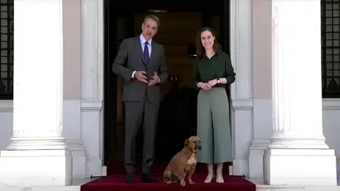 Peanut junto a Kyriakos Mitsotakis y Sanna Marin Peanut junto a Kyriakos Mitsotakis y Sanna Marin