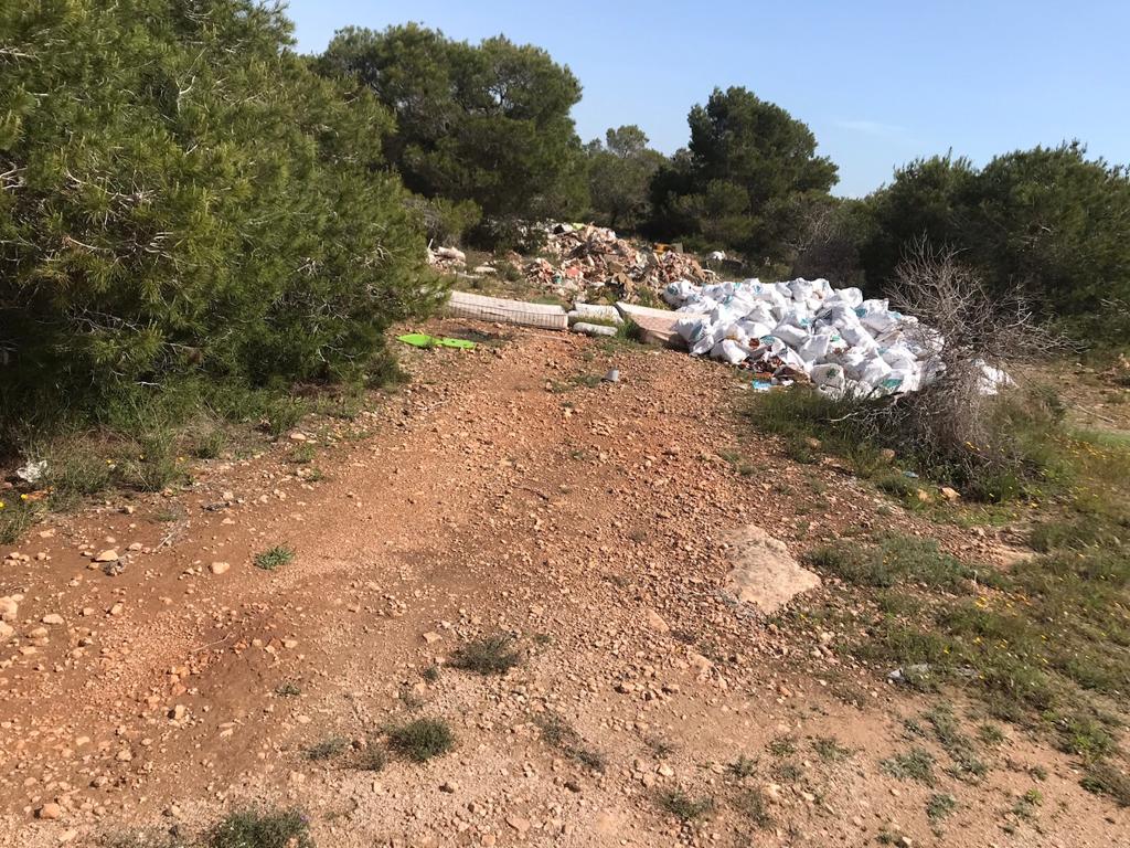Continúan los vertidos en monte público del Clot de Galvany y los vecinos de Arenales del Sol reclaman cerrar los accesos Continúan los vertidos en monte público del Clot de Galvany y los vecinos de Arenales del Sol reclaman cerrar los accesos