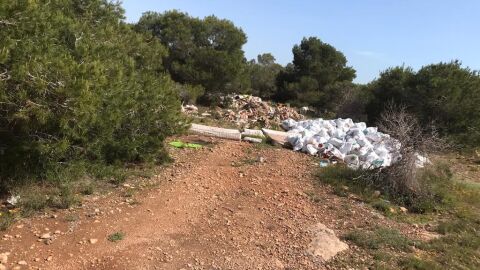 Vertido de escombros y enseres en el entorno del Clot de Galvany de Elche. Vertido de escombros y enseres en el entorno del Clot de Galvany de Elche.