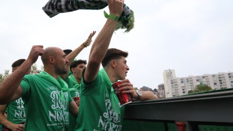Los jugadores del Racing celebran el ascenso.