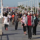 Personas caminando en Gijón con la mascarilla