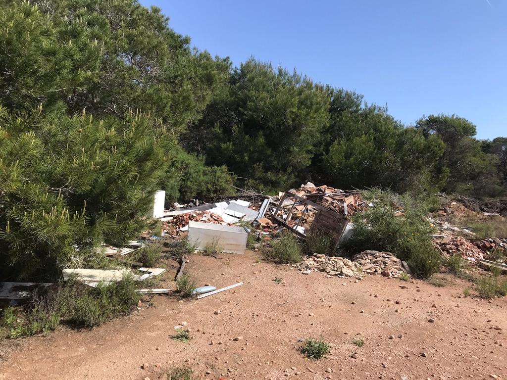 El Ayuntamiento de Elche limpiará los vertidos de escombros y enseres aparecidos en el entorno del Clot de Galvany El Ayuntamiento de Elche limpiará los vertidos de escombros y enseres aparecidos en el entorno del Clot de Galvany