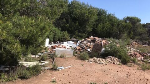 Vertido de escombros en el Clot de Galvany de Elche.