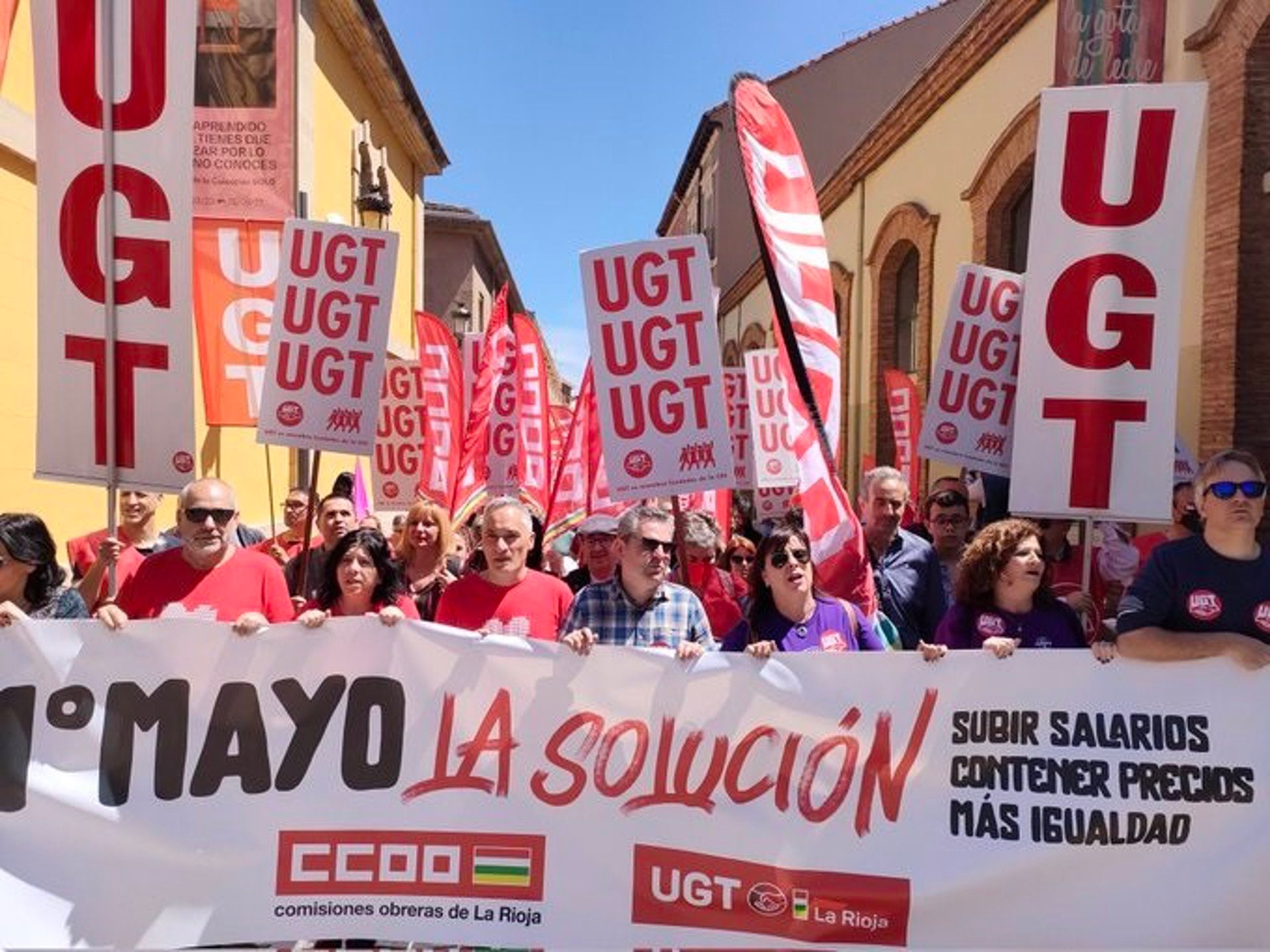 UGT Canarias pide subir los salarios, bajar precios y repartir beneficios. UGT Canarias pide subir los salarios, bajar precios y repartir beneficios.