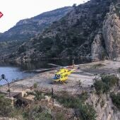 El helicóptero del Consorcio en el pantano de Tibi