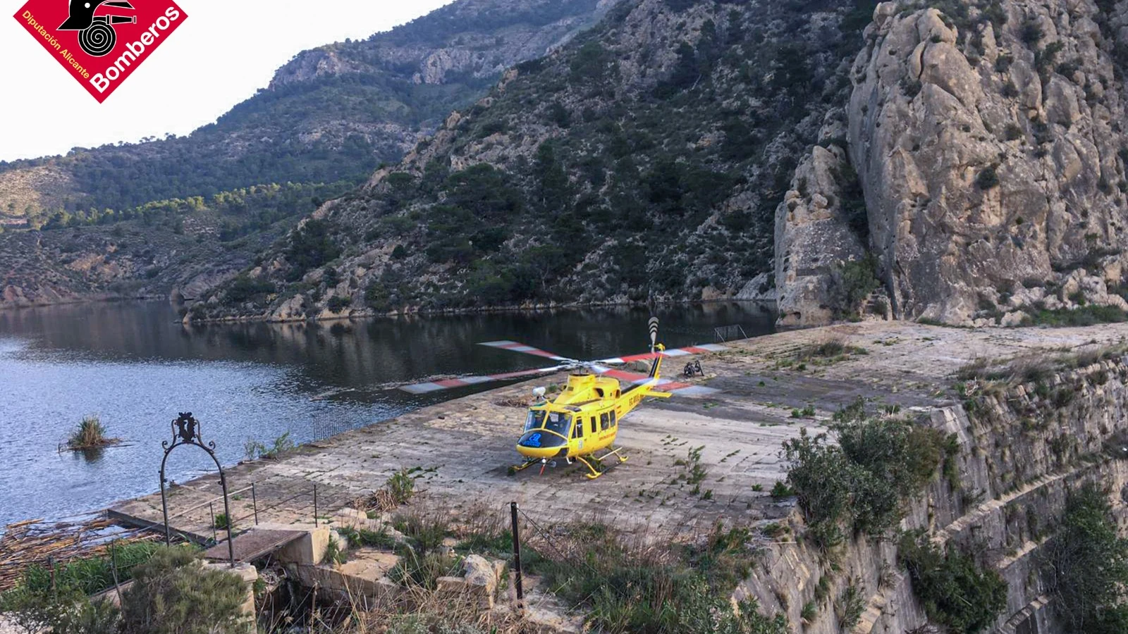 El helicóptero del Consorcio en el pantano de Tibi El helicóptero del Consorcio en el pantano de Tibi
