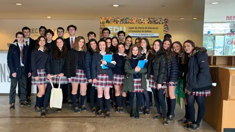 Grupo de alumnos del colegio Sek Atlántico internacione Más de Uno Pontevedra