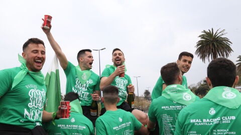 Los jugadores del Racing celebran el ascenso. 