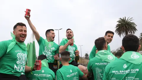 Los jugadores del Racing celebran el ascenso. Los jugadores del Racing celebran el ascenso.
