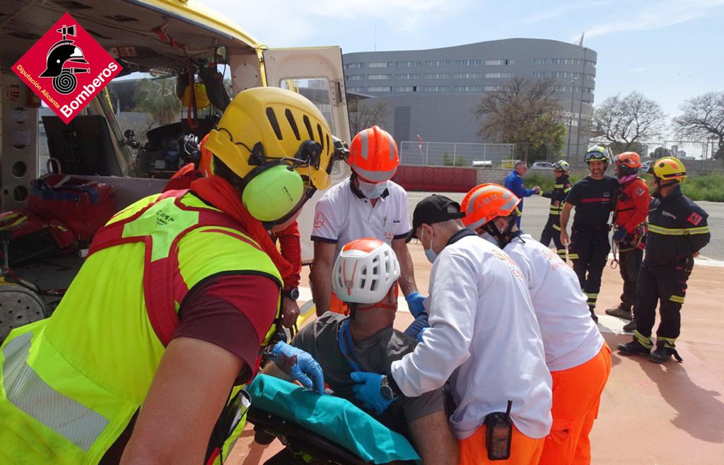 Rescatado un escalador tras lesionarse el pie cuando practicaba rappel en el Puig Campana Rescatado un escalador tras lesionarse el pie cuando practicaba rappel en el Puig Campana