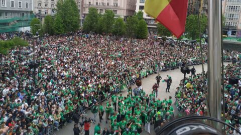 Los aficionados celebran el ascenso.