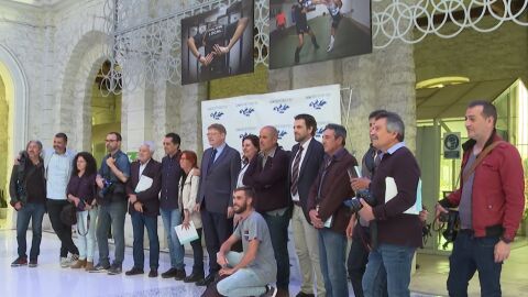 Ximo Puig junto a la Asociación de Periodistas de Alicante, Rosalía Mayor, y los fotorreporteros que han hecho posible la exposición Ximo Puig junto a la Asociación de Periodistas de Alicante, Rosalía Mayor, y los fotorreporteros que han hecho posible la exposición