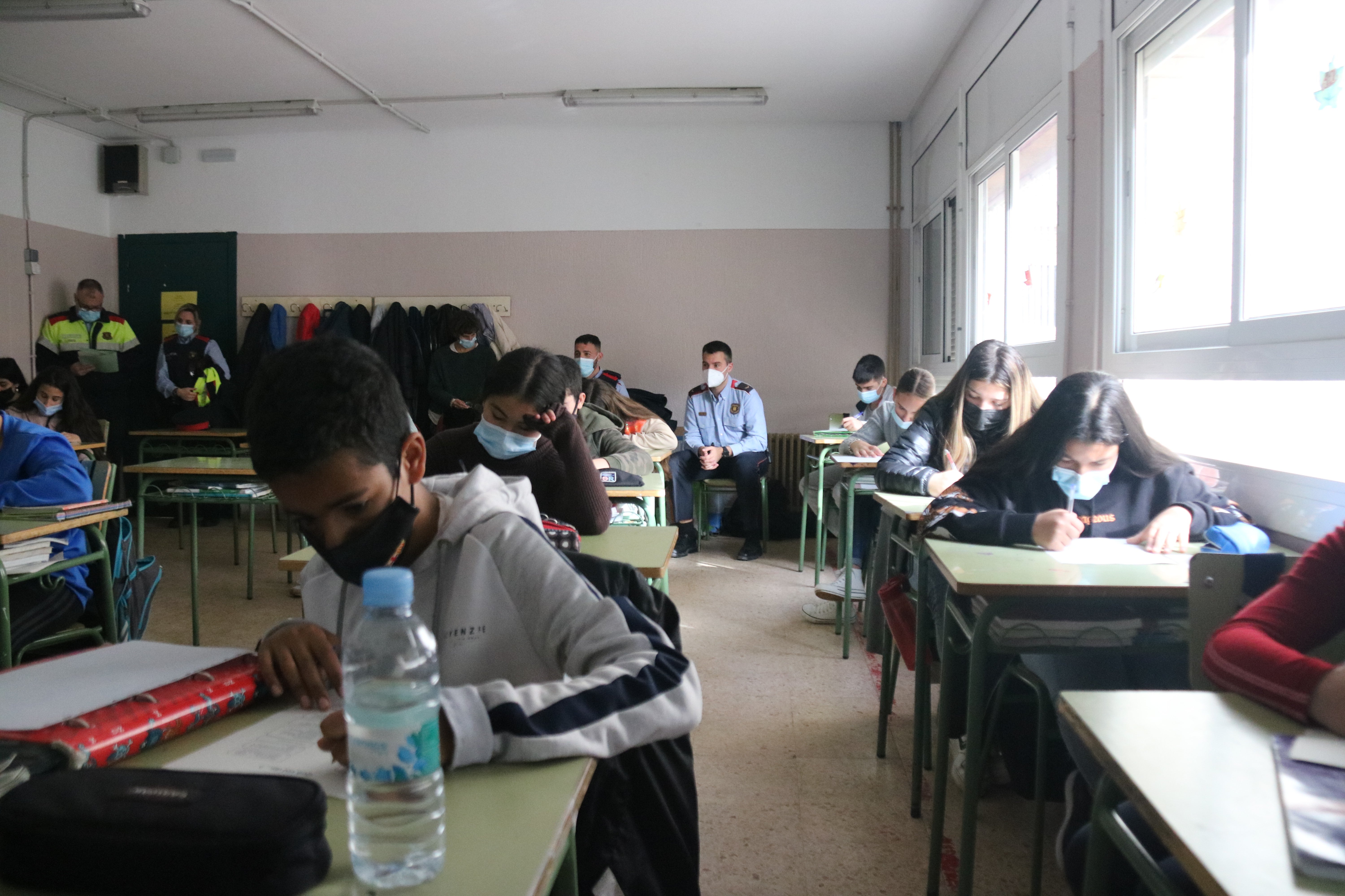 FORMAR ALUMNES PER EVITAR CASOS D’ASSETJAMENT ALS INSTITUTS FORMAR ALUMNES PER EVITAR CASOS D’ASSETJAMENT ALS INSTITUTS