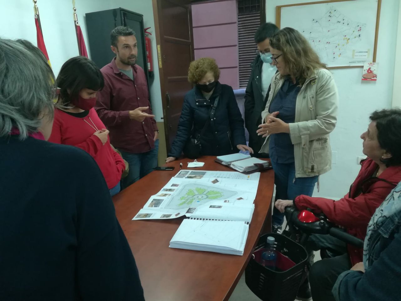 Vila mantiene una reunión con los vecinos de Cádiz Centro los detalles del proyecto de la plaza Candelaria Vila mantiene una reunión con los vecinos de Cádiz Centro los detalles del proyecto de la plaza Candelaria