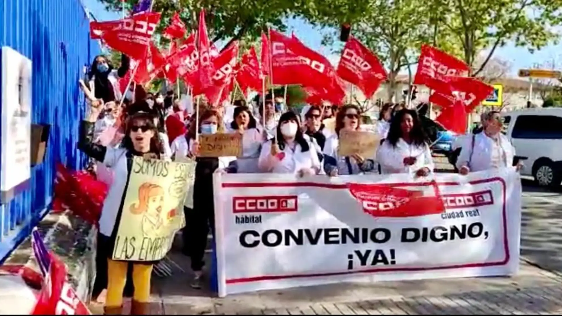 Las trabajadoras se han manifestado frente a las puertas del jurado arbitral en Ciudad Real