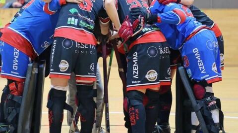 Las jugadoras del Telecable hacen pi&ntilde;a en un partido