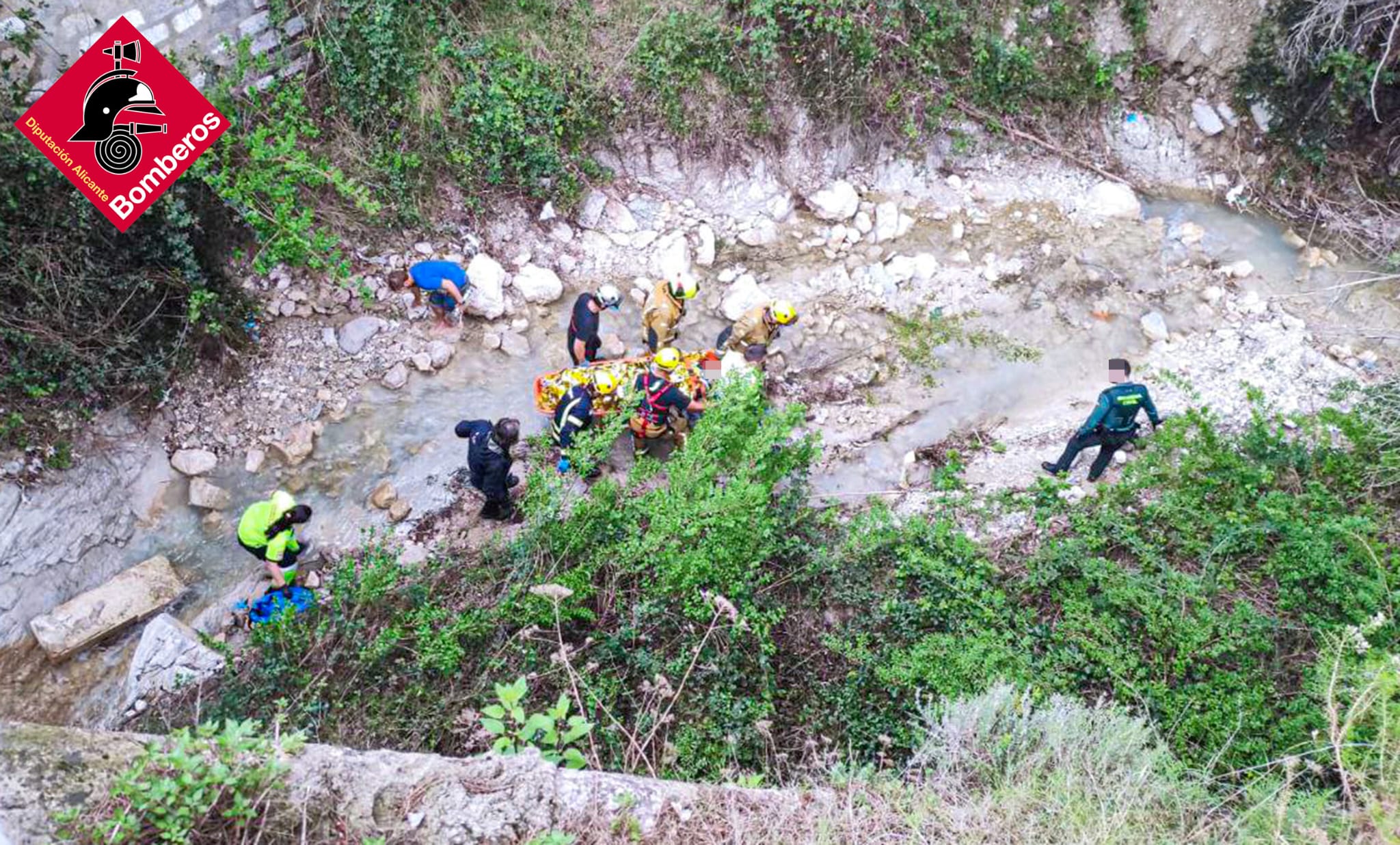 Rescatado un hombre con traumatismos tras caer por un barranco en Callosa d'En Sarrià Rescatado un hombre con traumatismos tras caer por un barranco en Callosa d'En Sarrià