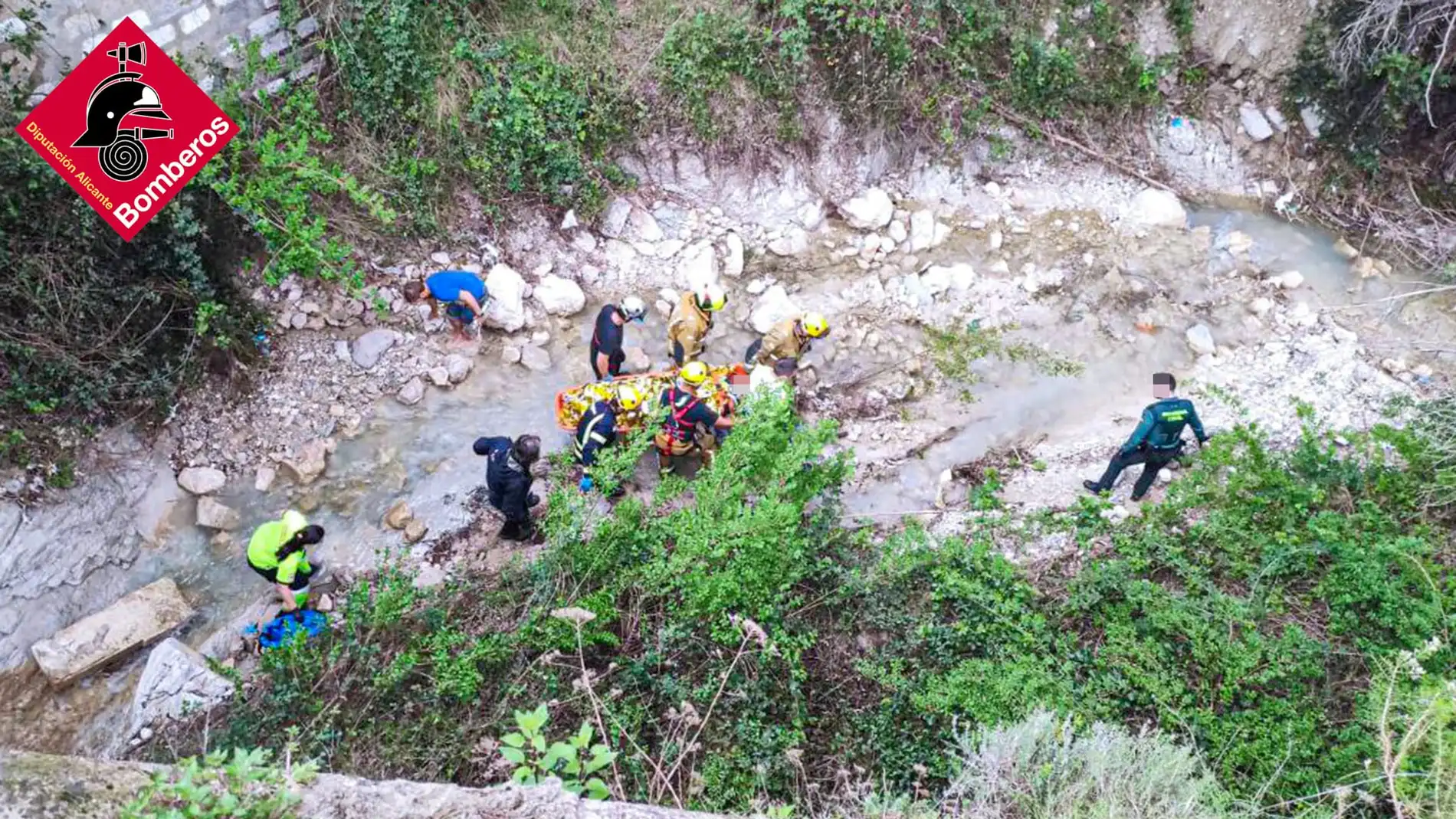Rescatado un hombre con traumatismos tras caer por un barranco en Callosa d'En Sarrià 