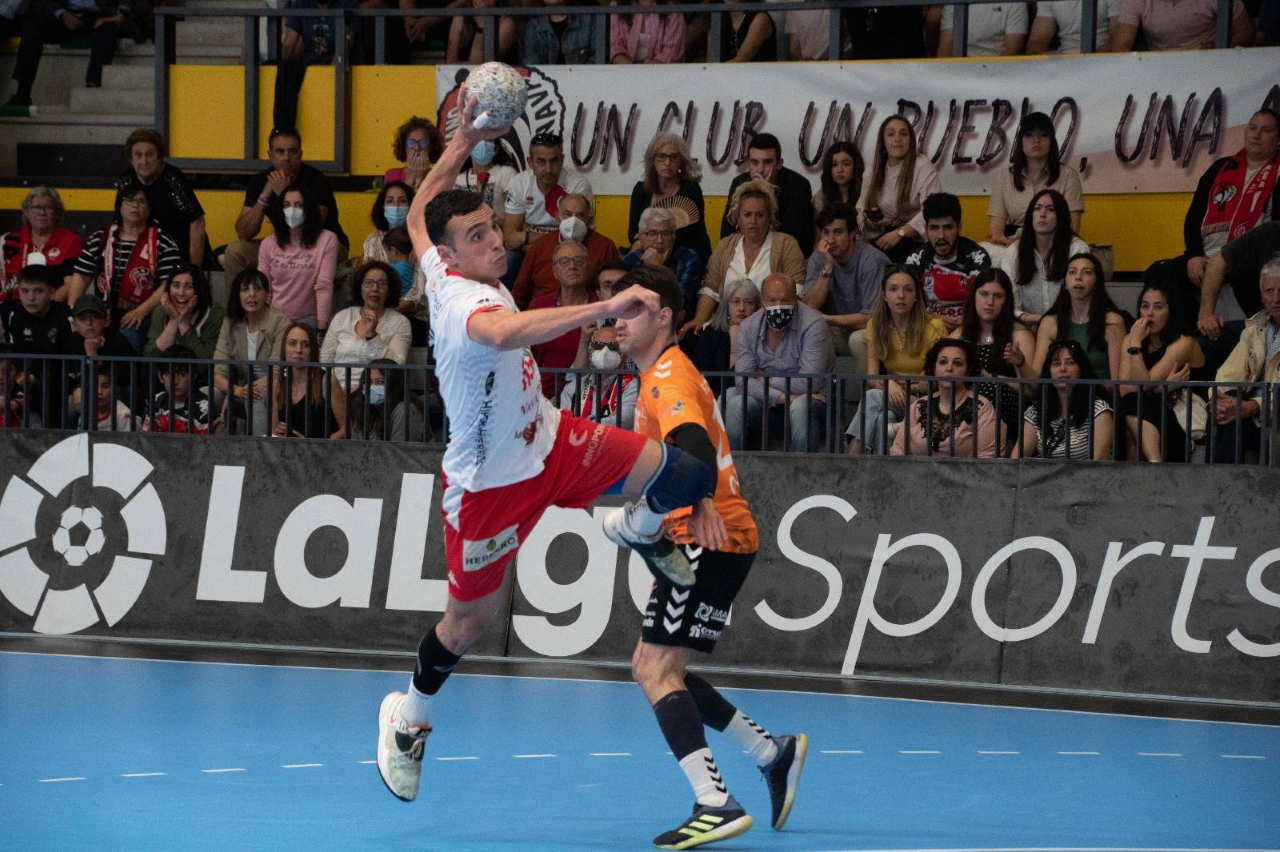 El Nava suma un punto ante Torrelavega en la lucha por eludir el descenso de categoría El Nava suma un punto ante Torrelavega en la lucha por eludir el descenso de categoría