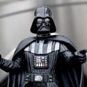 Fotografía de una figura de Darth Vader.