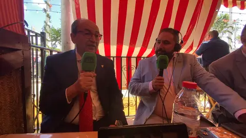 El presidente del Sevilla, Pepe Castro, y Carlos Hidalgo, de Onda Cero Sevilla. El presidente del Sevilla, Pepe Castro, y Carlos Hidalgo, de Onda Cero Sevilla.