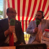 El presidente del Sevilla, Pepe Castro, y Carlos Hidalgo, de Onda Cero Sevilla.