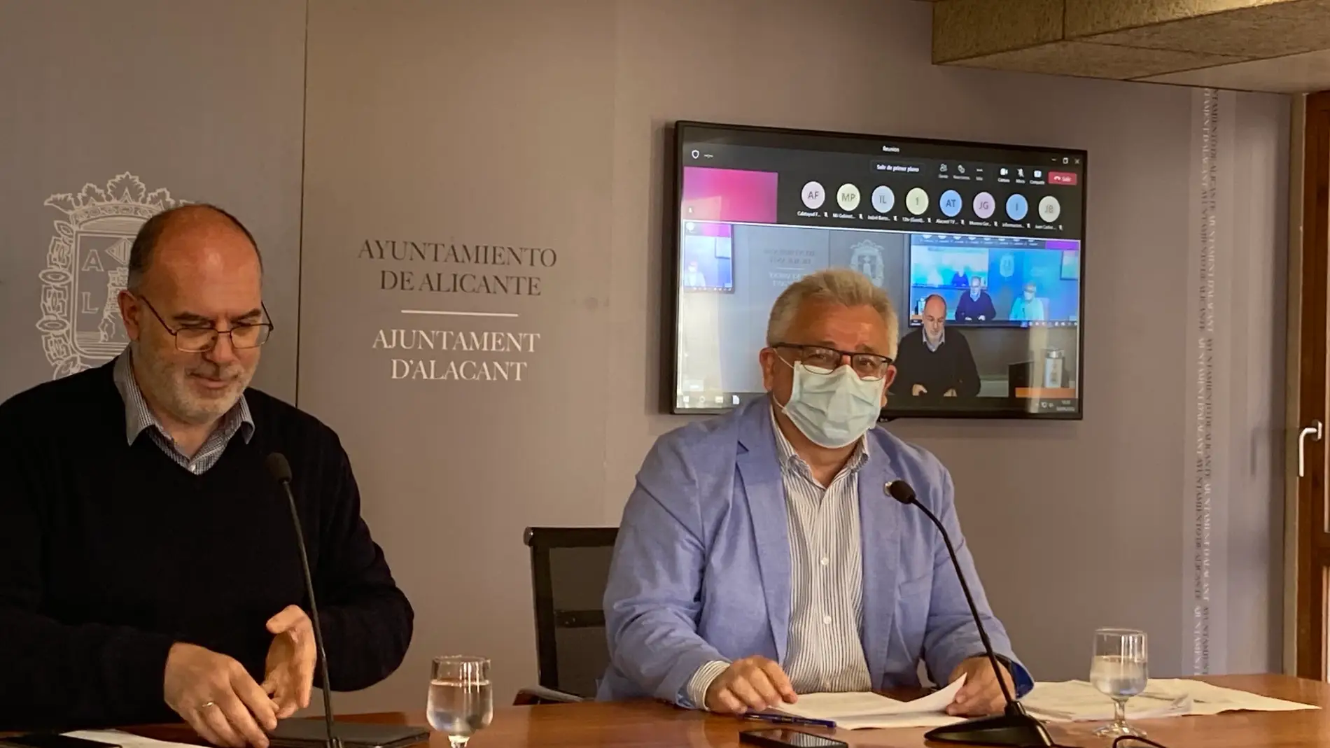 Los portavoces del Equipo de Gobierno, Manuel Villar y Antonio Manresa, tras la Junta Local de Gobierno