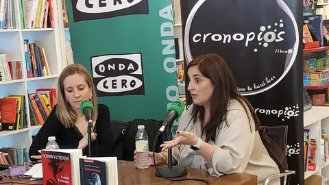 A escritora Arantza Portabales presentando "Sobrevivindo" entre micros e libros na librería Cronopios de Pontevedra