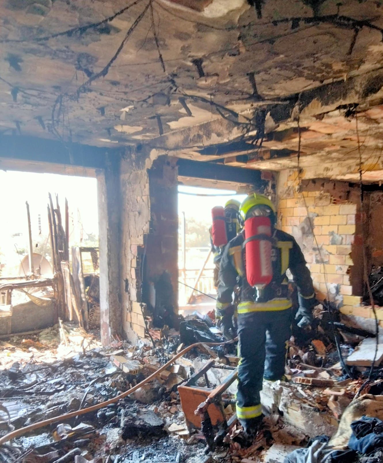 Una mujer resulta herida por quemaduras tras el incendio de una vivienda en Alicante Una mujer resulta herida por quemaduras tras el incendio de una vivienda en Alicante