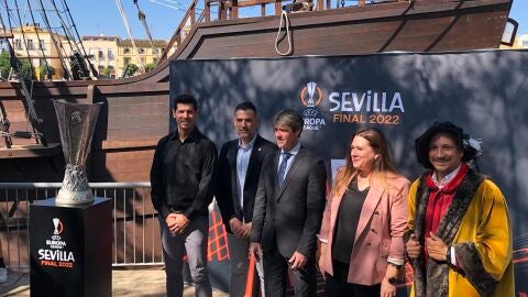 Foto de familia tras la llegada de la Copa a Sevilla 