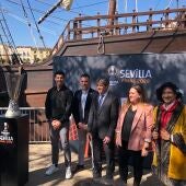Foto de familia tras la llegada de la Copa a Sevilla 