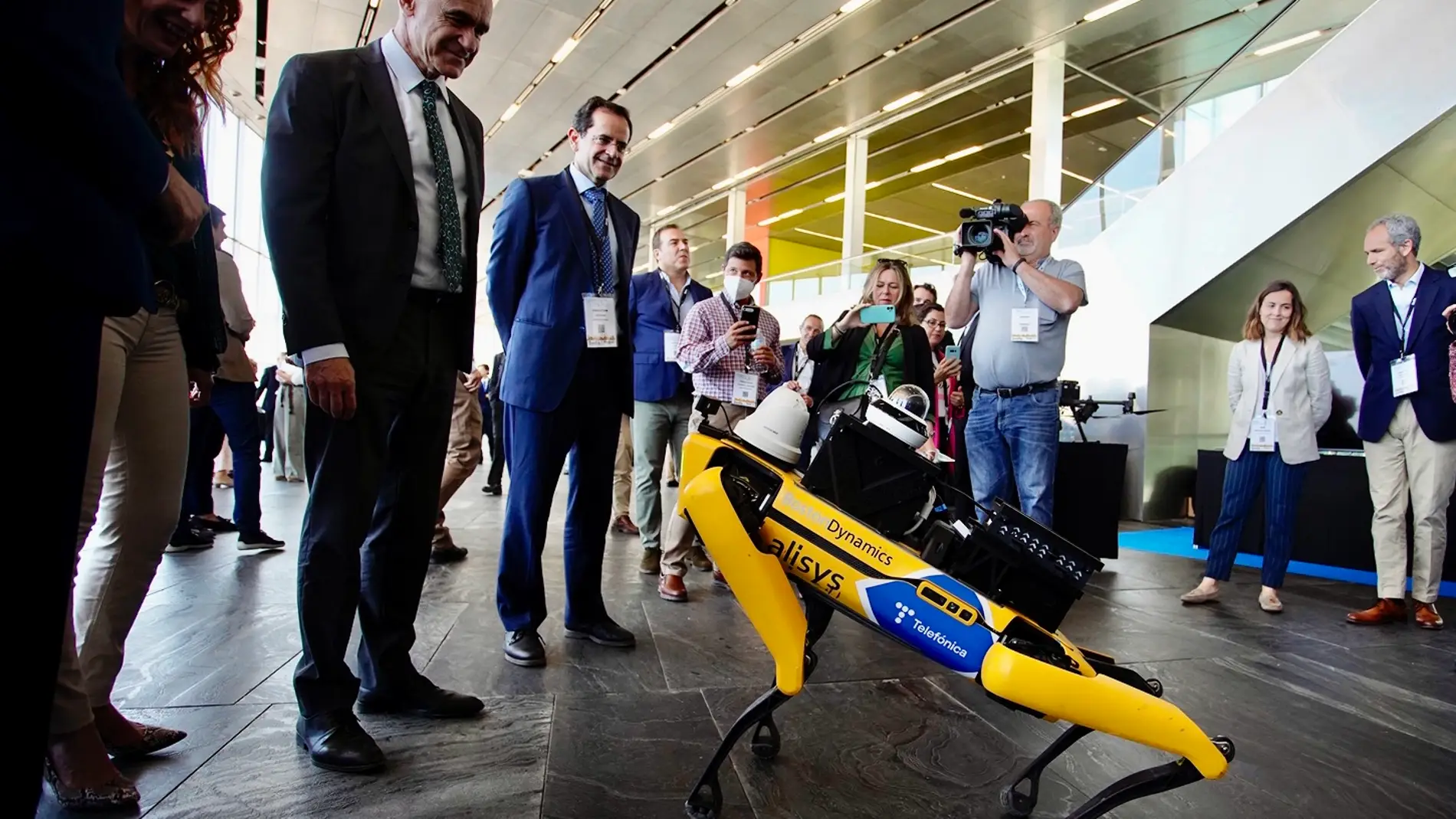 El alcalde Antonio Muñoz visitando uno de los atractivos de esta feria: el perro robot