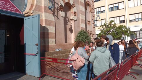 Colas en la entrada del Gran Teatro Falla
