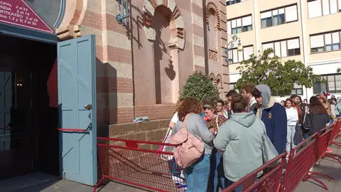 Colas en la entrada del Gran Teatro Falla Colas en la entrada del Gran Teatro Falla