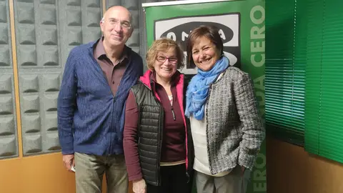 De esquerda a dereita: Enrique Piñeiro, profesor xubilado;Ana Santos e Ángeles Antón da axencia de viaxes Arany Más de Uno Pontevedra
