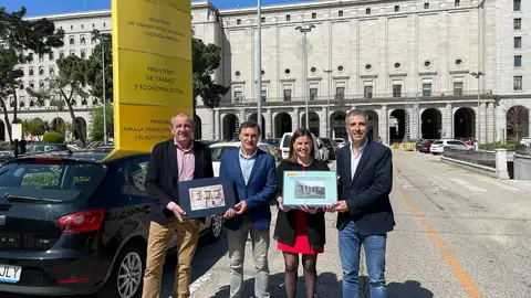 Alcaldes entregando el proyecto en Madrid ONDA CERO