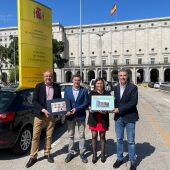 Alcaldes entregando el proyecto en Madrid
