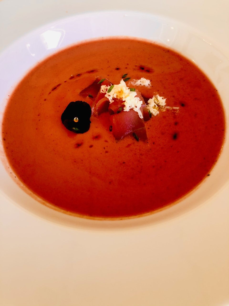 Gazpacho de frambuesa con sashimi de atún y virutas de torta Gazpacho de frambuesa con sashimi de atún y virutas de torta