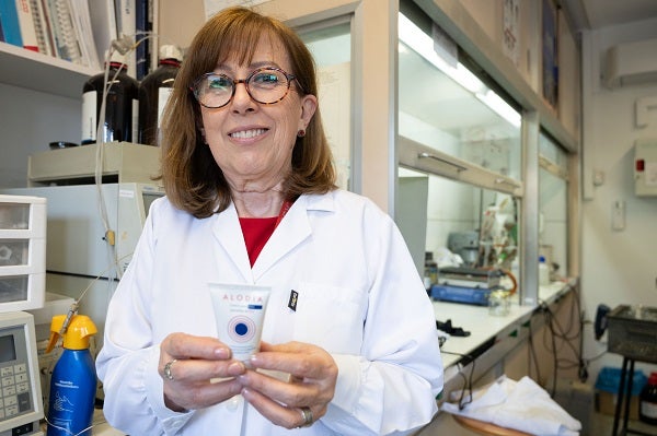 Investigadores de la UMH de Elche participan en el desarrollo de una crema que alivia la hipersensibilidad cutánea en pacientes con quimioterapia Investigadores de la UMH de Elche participan en el desarrollo de una crema que alivia la hipersensibilidad cutánea en pacientes con quimioterapia