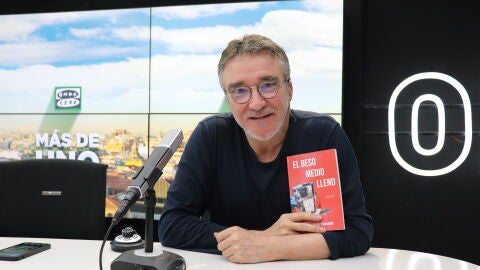 Javier Ruiz Taboada presenta su nuevo libro de poemas, 'El beso medio lleno'