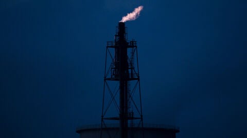 Una refiner&iacute;a de gas, en una fotograf&iacute;a de archivo