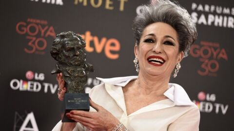 La actriz Luisa Gavasa sostiene su Goya a la Mejor Actriz de reparto por 'La novia'