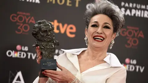 La actriz Luisa Gavasa sostiene su Goya a la Mejor Actriz de reparto por 'La novia' La actriz Luisa Gavasa sostiene su Goya a la Mejor Actriz de reparto por 'La novia'