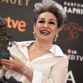 La actriz Luisa Gavasa sostiene su Goya a la Mejor Actriz de reparto por 'La novia'